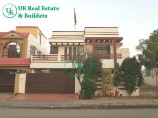 10 marla house for sale in Bahria Town Lahore